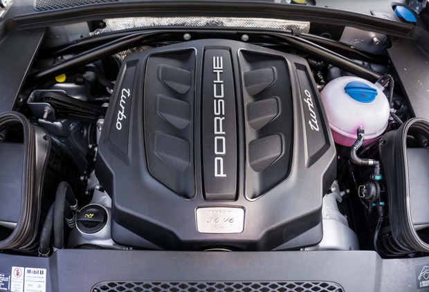 5PorscheMacanTurbo_Engine.jpg