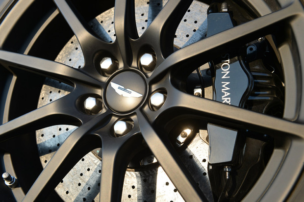 AstonMartinV12S-06.jpg