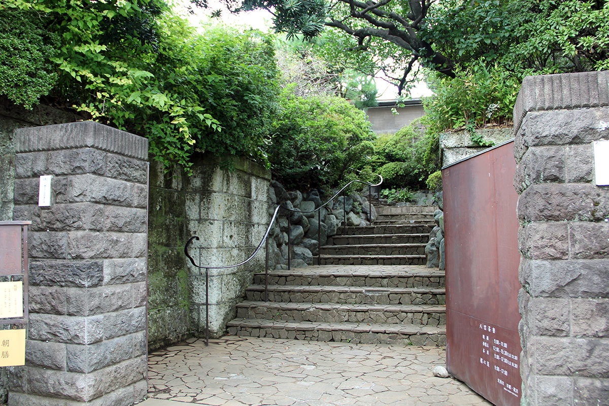 yakumo-saryo-entrance-meguro-ch.jpg