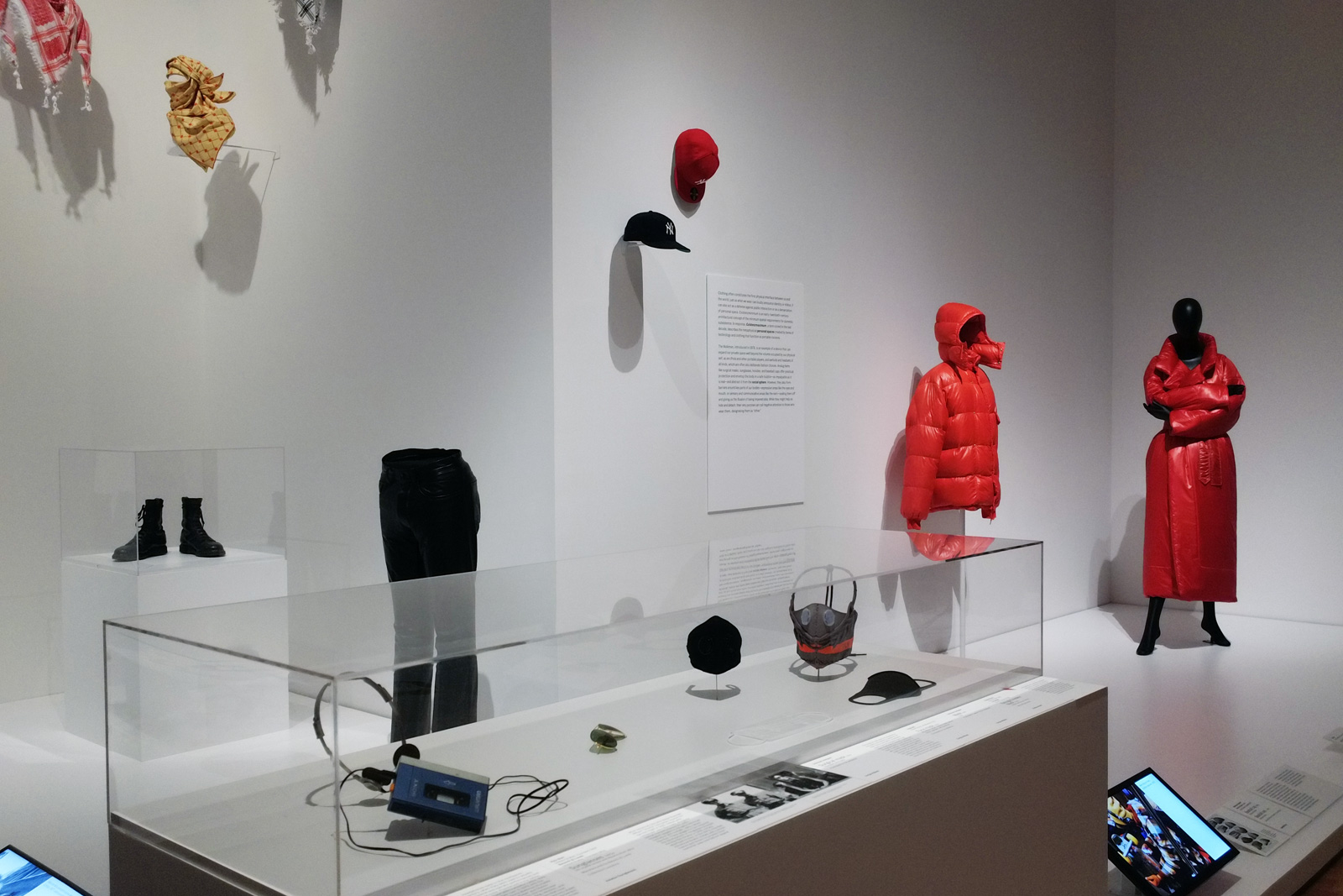 MoMA 本　ITEMS: is fashion modern? Items: Is Fashion Modern? | MoMA