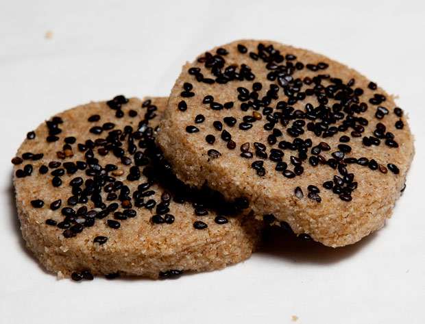black-blanco-sesame.jpg