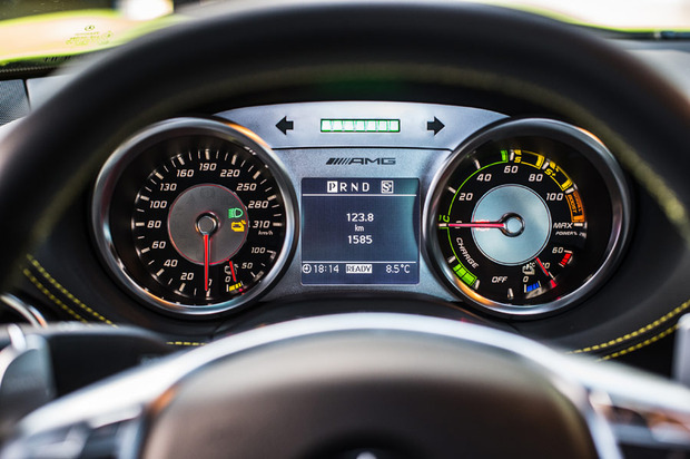 Mercedes-SLS-Electric-dash-1.jpg