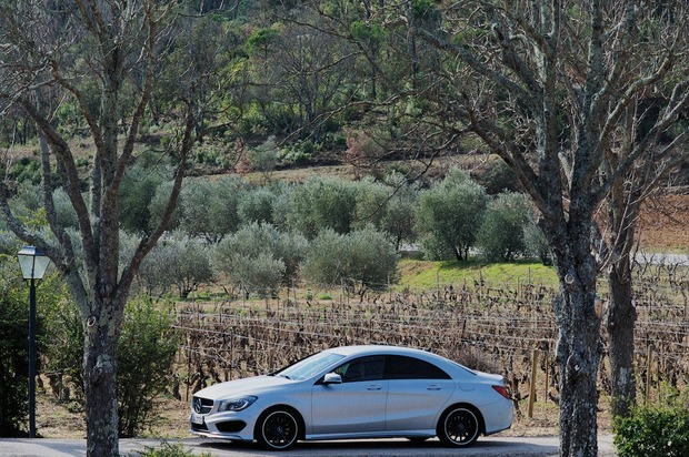 mercedes-benz-cla250-side-distance.jpg