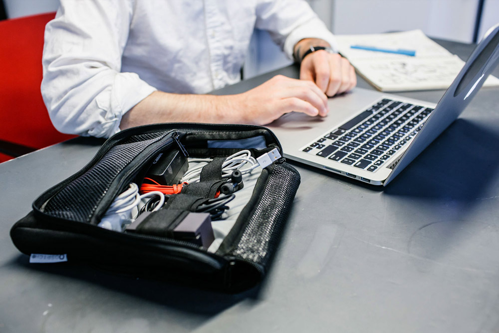 dsptch-cord-case-lifestyle-126871