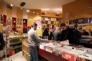 word-of-mouth-lyon-guide-sofa-records-137589