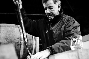 bruichladdich-islay-barley-wheat-hand-jim-hero-140456