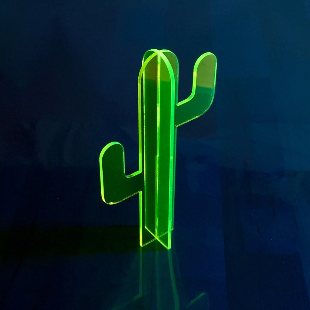 fluorescent-cactus-lamp-145160