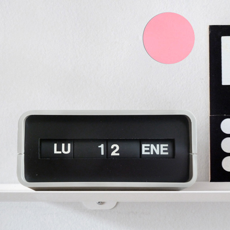 70s-desk-calendar-present-correct-147292