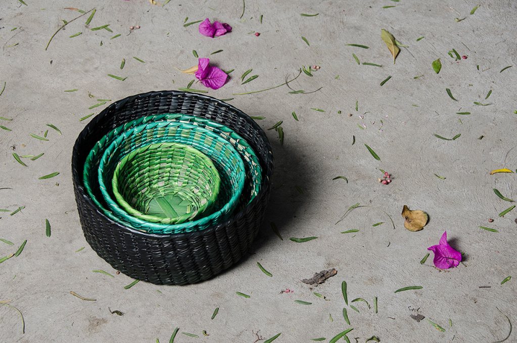handmade-woven-colorful-palm-bowls-150169