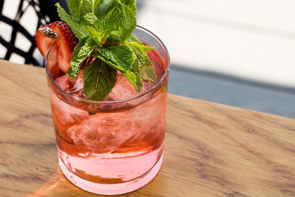 summery-cocktails-lead-01-150588