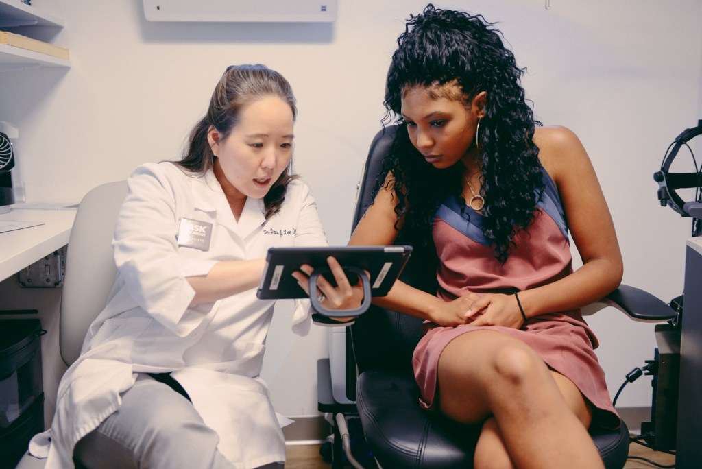 8-lenscrafters-clarifeye-151171