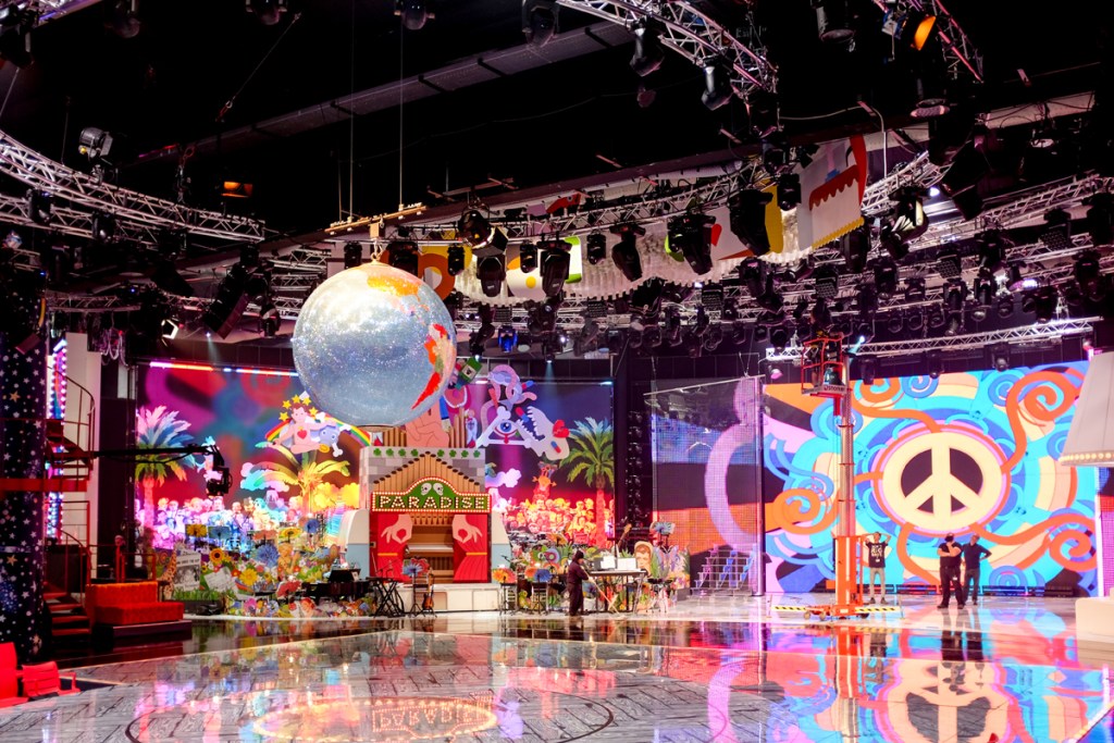 stasera_casa_mika_set_hero-153144