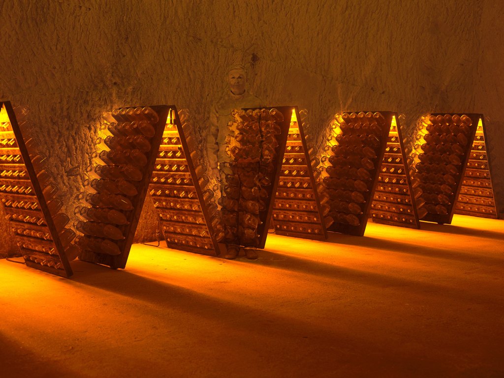 liu_bolin_x_ruinart_blancdeblancs_crayere-01-159809