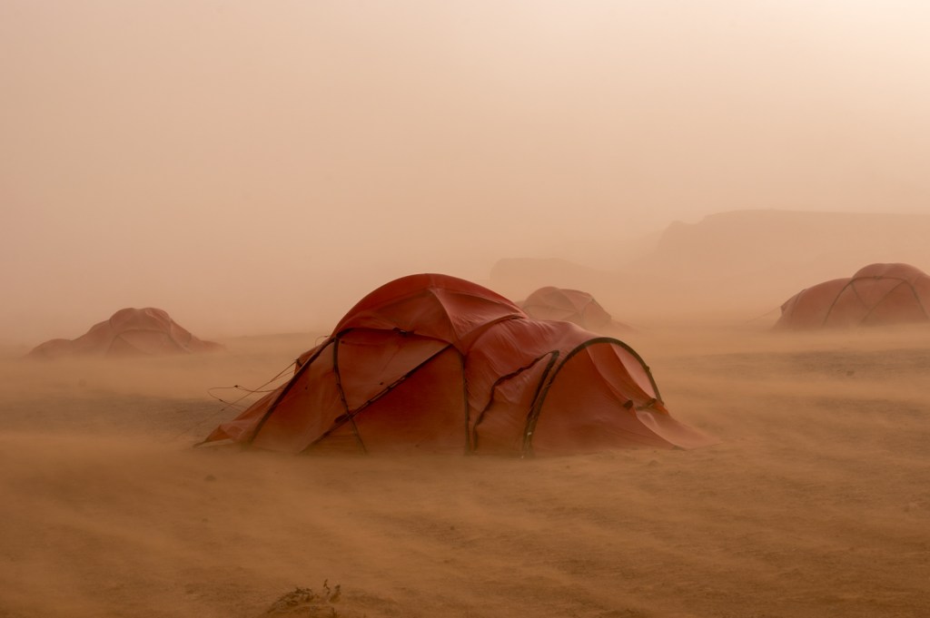 gobi_desert_infiniti_hero_01-161316