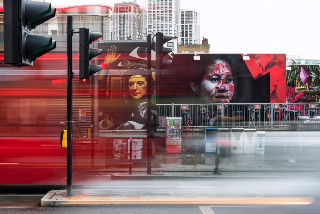 the-bower-of-bliss-linder-2018-commissioned-by-art-on-the-underground-photo-thierry-bal-2018-1