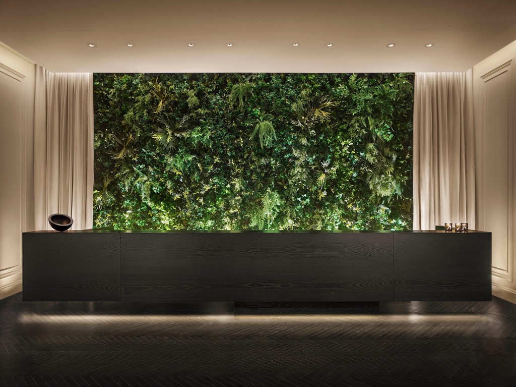 tsq-edition_lobby-reception-desk_nikolas-koenig