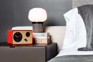 oneclock-red-bedside