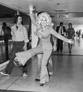 country-and-western-singer-dolly-parton-leaving-heathrow-airport-after-her-popular-appearance-at-the-country-and-western-music-festival-at-wembley