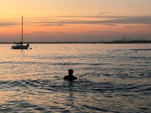 larrow-in-water-during-set