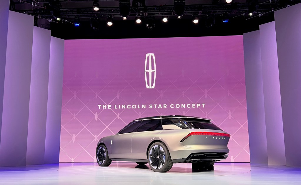 lincoln-star-concept_onstage