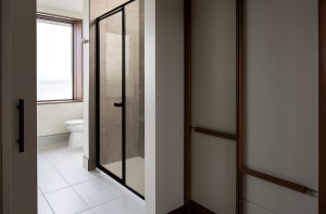 hotel-marcel-guest-rooms-corner-king-closet-to-bathroom