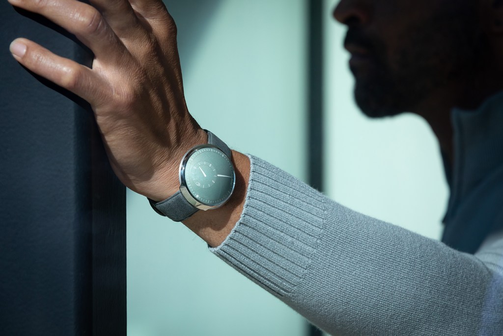 ressence-type-8-s-lifestyle-man-1-ld-jpg-hd