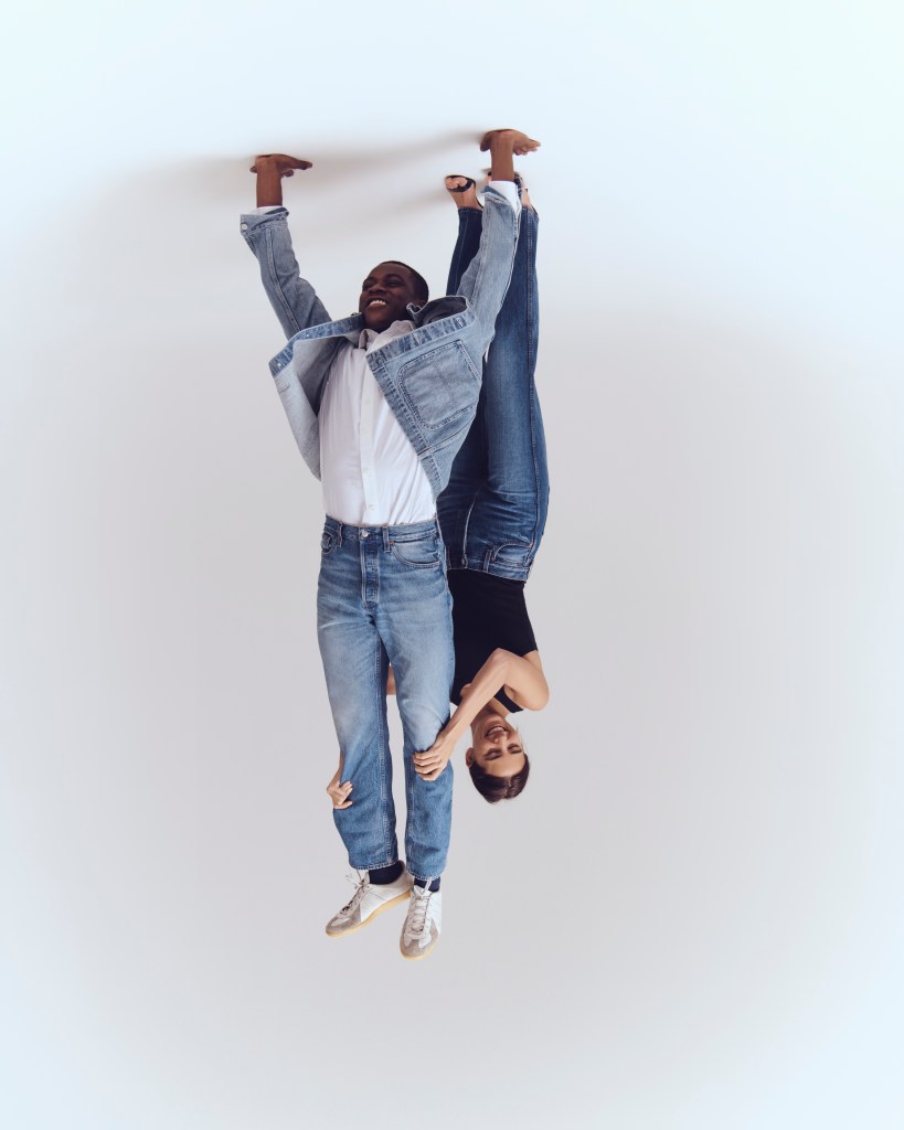 alex-mill-jeans-18_mens_medium_wash_and_carla_med_wash_202