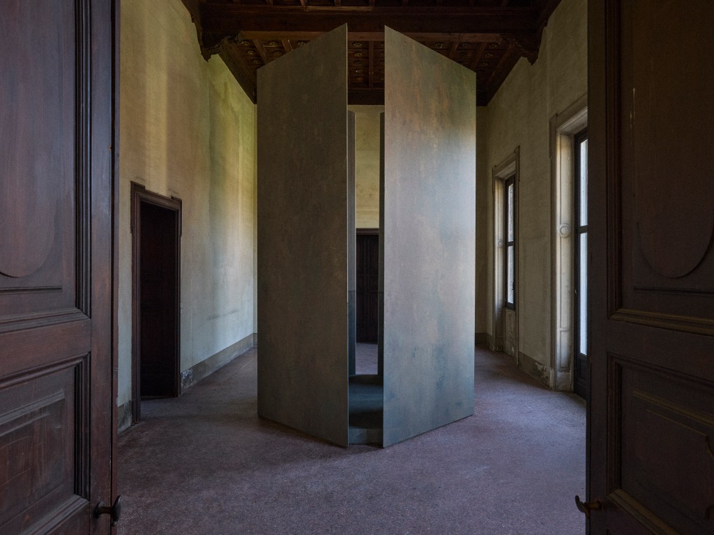 calico-wallpaer-x-colin-king_monument_4-credit_-jonathan-hokklo