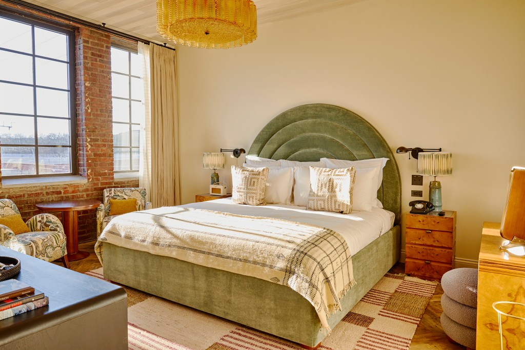 cosy_bedroom-full-view_soho_house_nashville