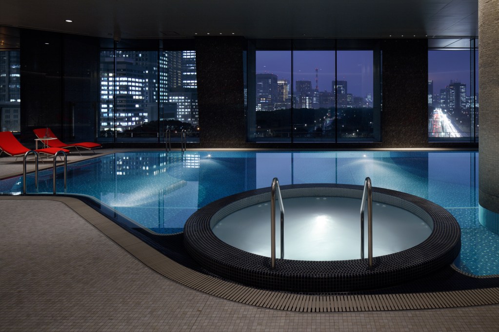 evian_spa_tokyo_pool_2