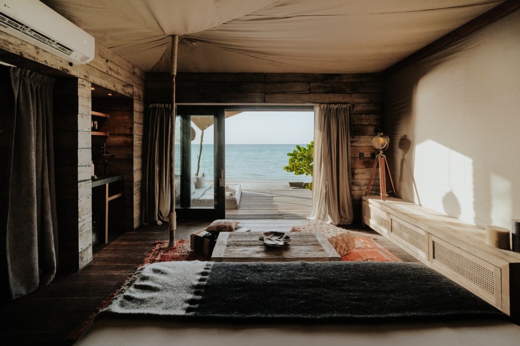 nomadenhholboxnhoceannhfrontnhinterior