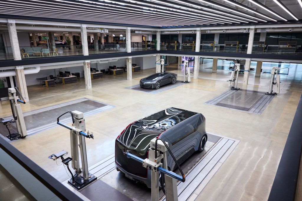 general-motors-advanced-design-pasadena_view-of-studio-floor-from-upper-level_cadillac-socialspace-and-innerspace-concepts-on-the-stud