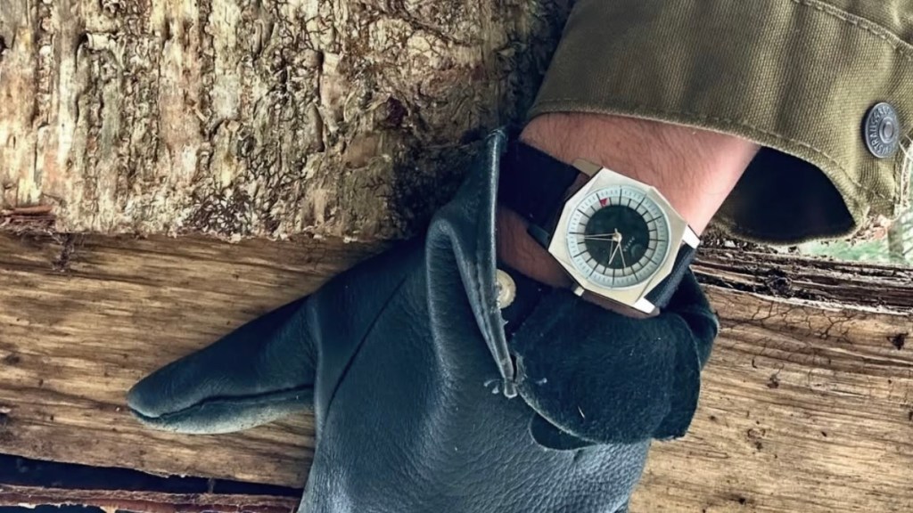 A Papar Anillo watch worn on a wrist