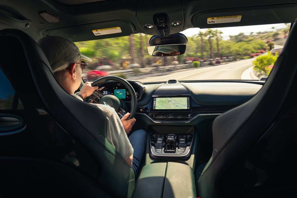 01-apple-carplay-ultra-cool-hunting-basem