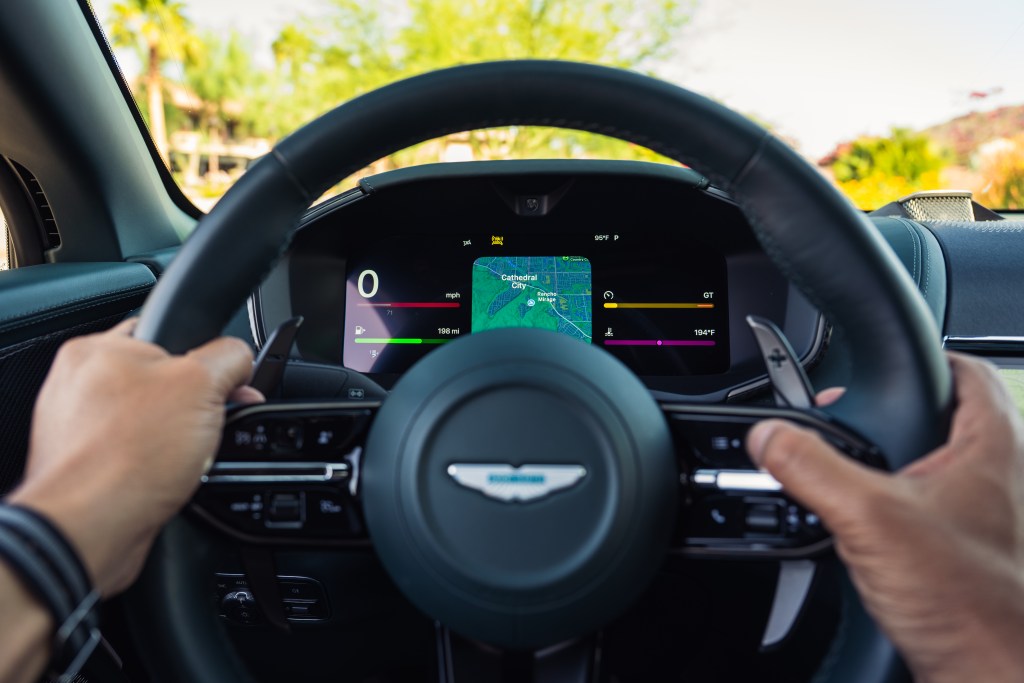 10-apple-carplay-ultra-cool-hunting-basem