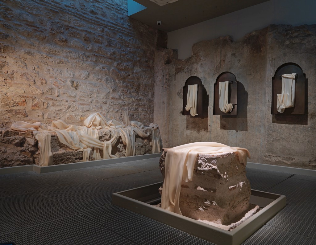 An art installation by Juliette Minchin at Zyrek Cinili Hamam featuring wax sculptures in a historic room.
