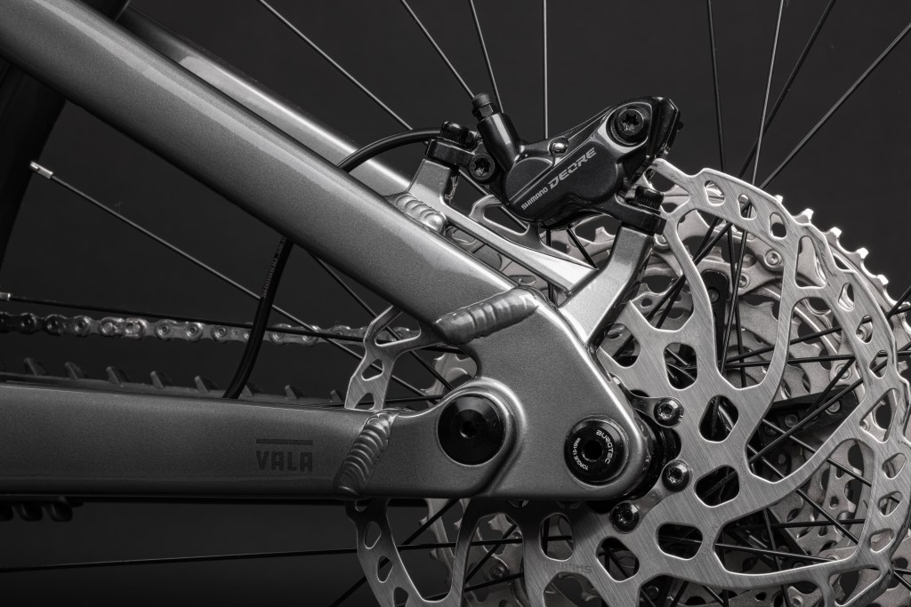 A detail of the gears on the Santa Cruz Vala Alu 70 bike.