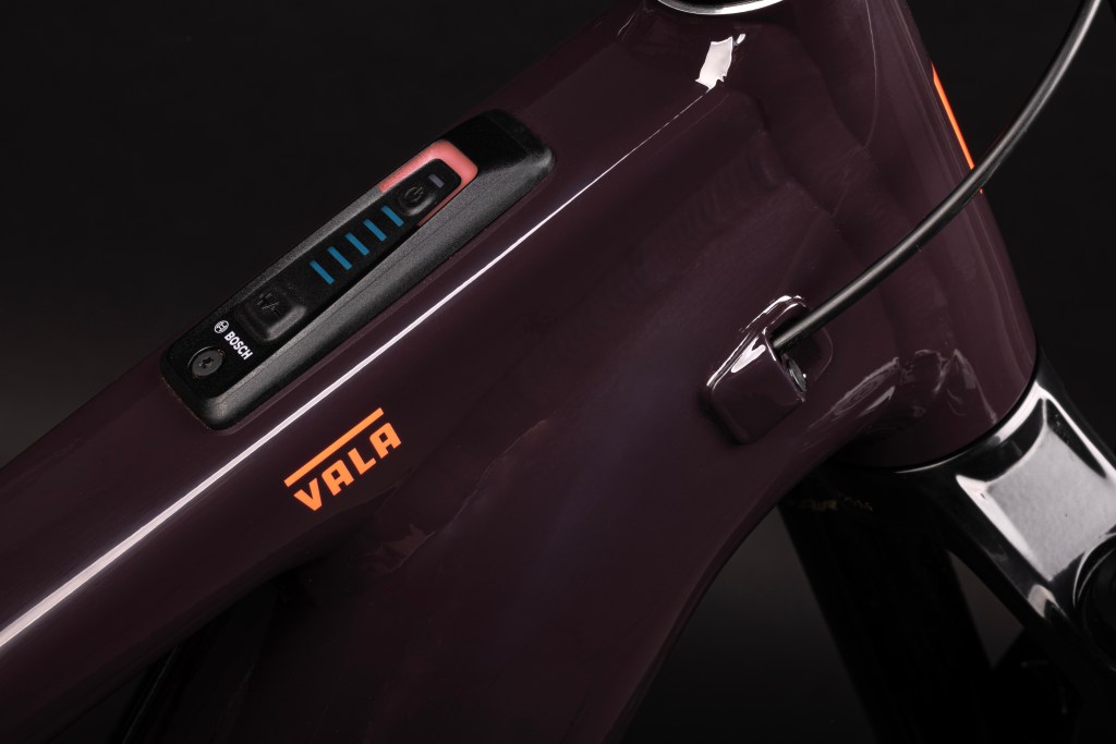 A detail of the Santa Cruz Vala Alu 70's color-changing controller and battery life indicator.