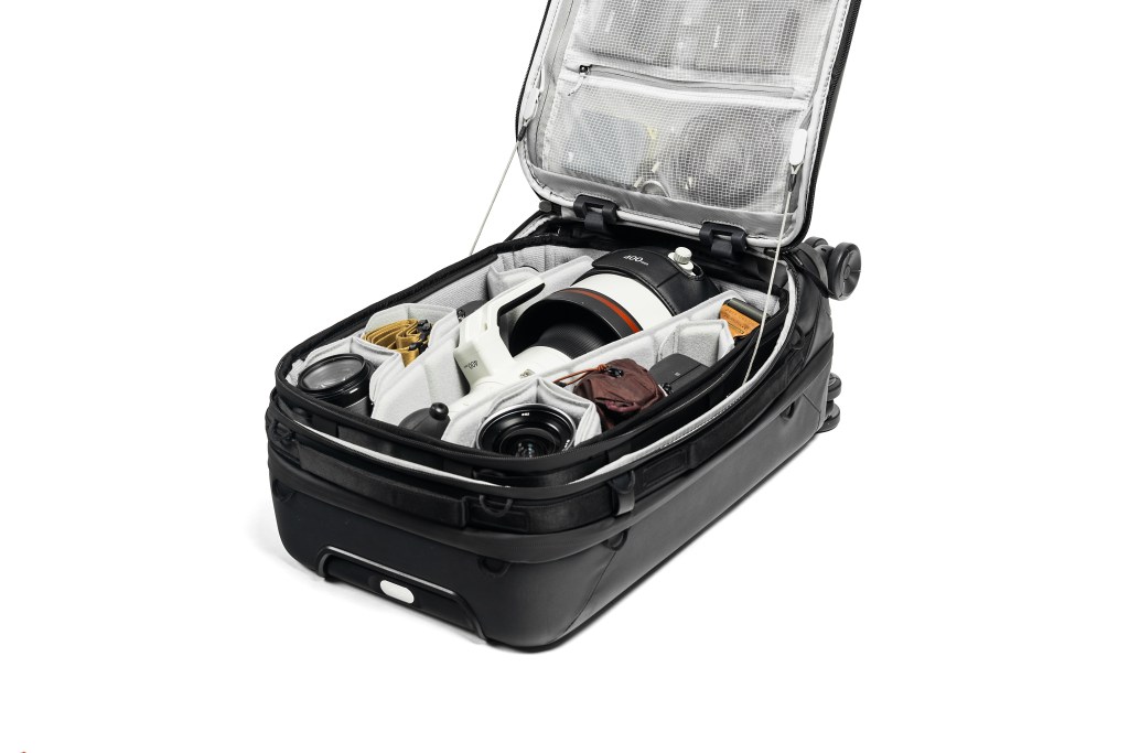 A detail of the interior of the Peak Design Roller Pro with a cantilevered design that shows both interior sides of the bag.