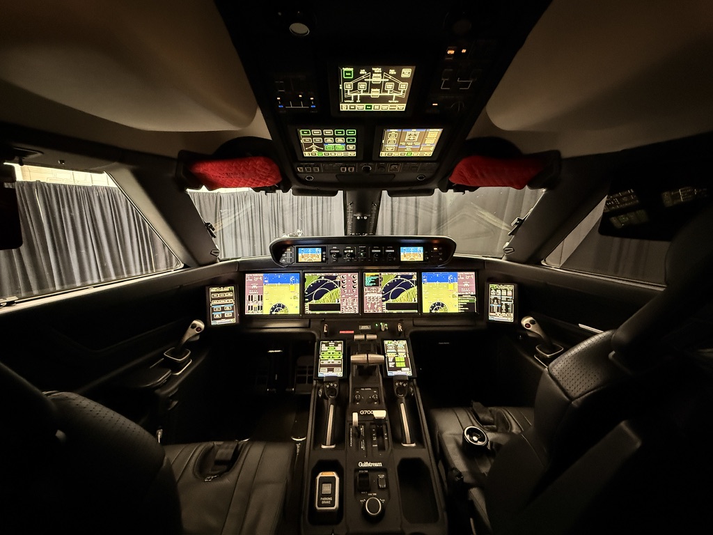 The interior of a Flexjet Gulfstream G700 cockpit