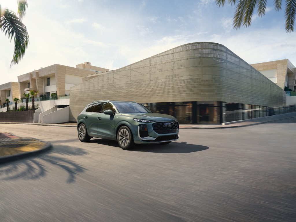 01-my26-q3-exterior-front-driving-8068