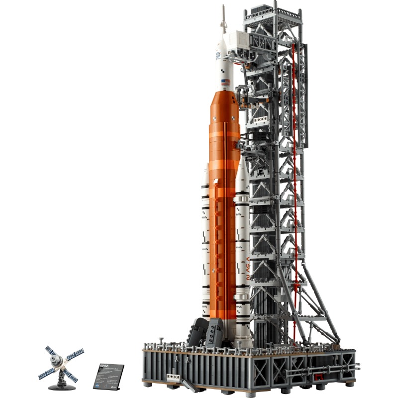 Lego_NASA_Artemis_Space_Launch_System—model
