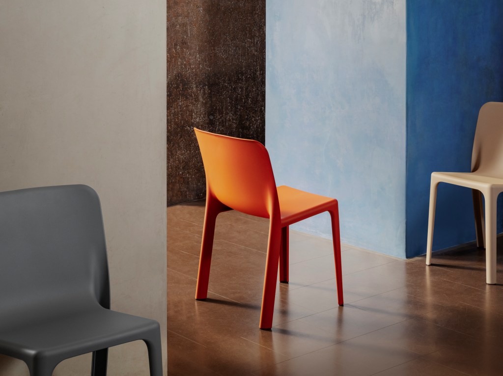 Three infiniti NICHETTO Linnea chairs facing different directions