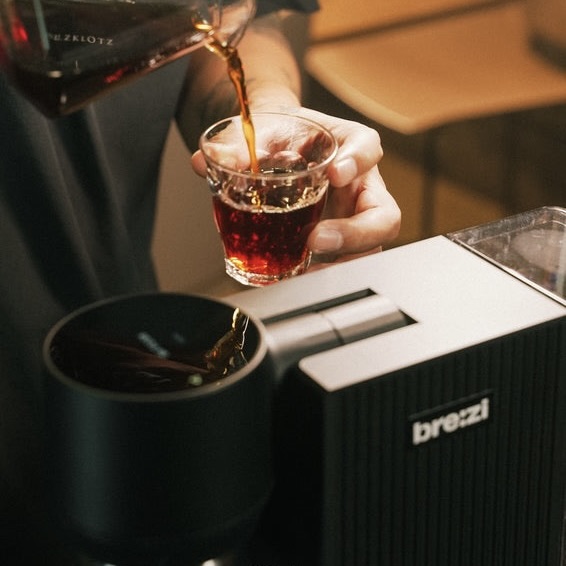 brezi_pouring_coffee