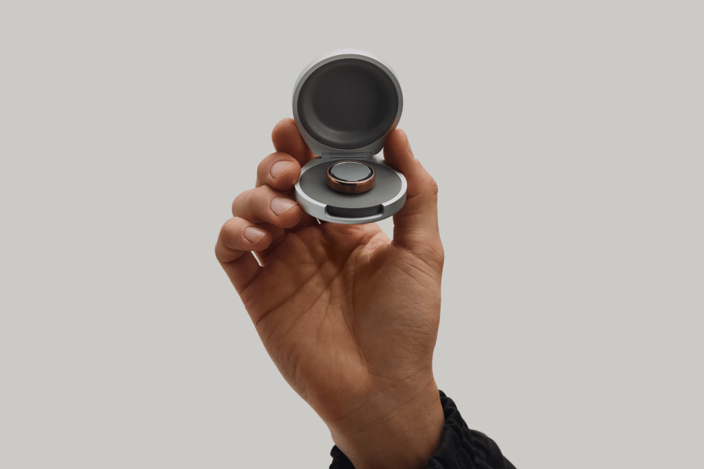 oura_ring_5_lifestyle_charging-case