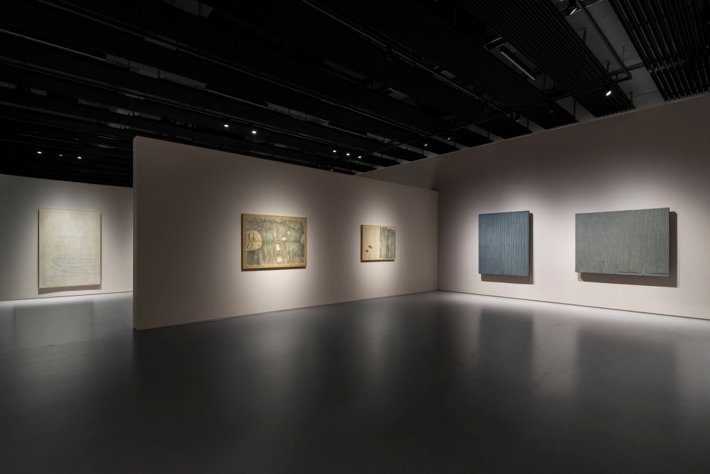 An installation view of Park Seo-Bo Huong Dodinh: Emptiness Fullness at PARKSEOBO MUSEUM.